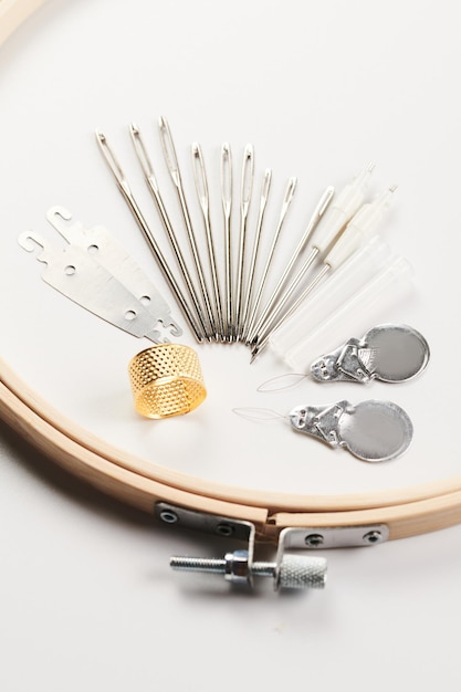 Igła i haft w zbliżeniu